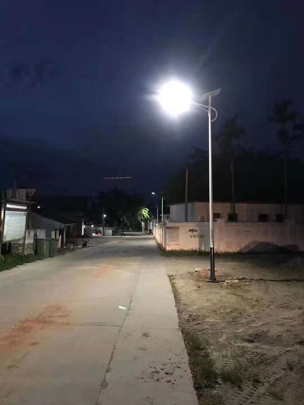 2개의 태양 거리에서 모두는 60W 80W 태양 주도하는 도로 조명 세미 태양 가로등을 밝힙니다