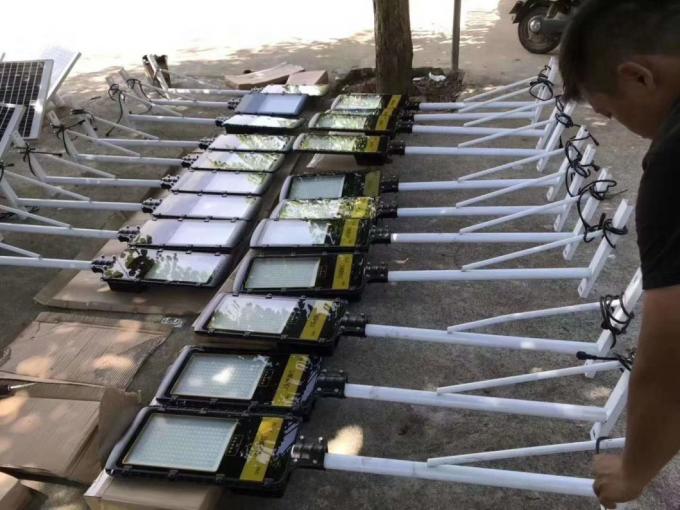 2개의 태양 거리에서 모두는 60W 100W 300W 500W 태양 주도하는 도로 조명을 밝힙니다